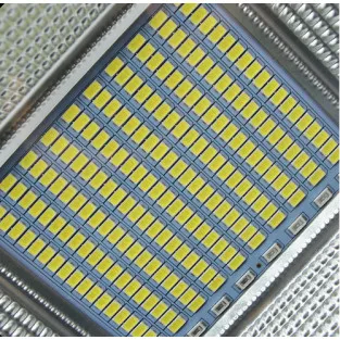 Proiector LED 304 LED SMD 300W cu incarcare solara 2