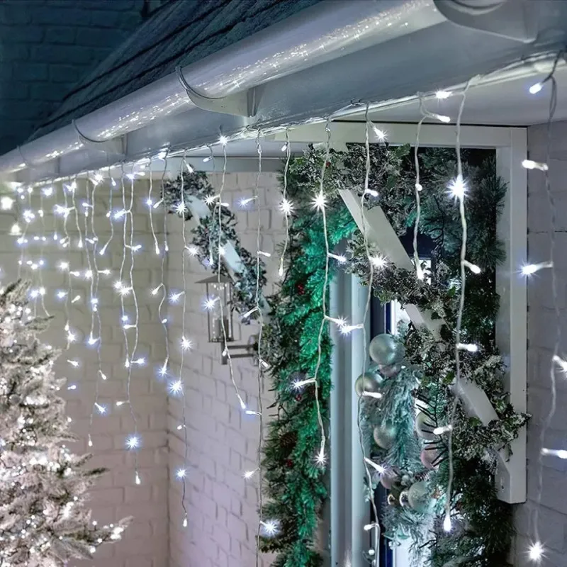 Instalatie 12 metri, 300 LED-uri tip turturi