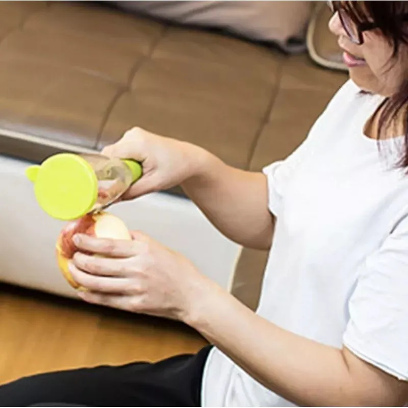 Ustensila pentru curatatul legumelor, cu recipient pentru