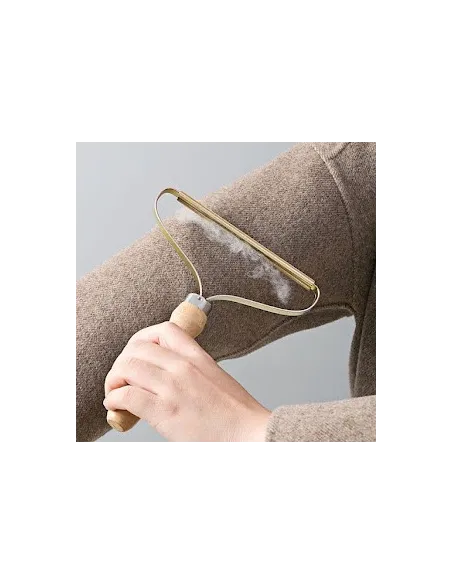 Dispozitiv pentru indepartarea scamelor de pe haine