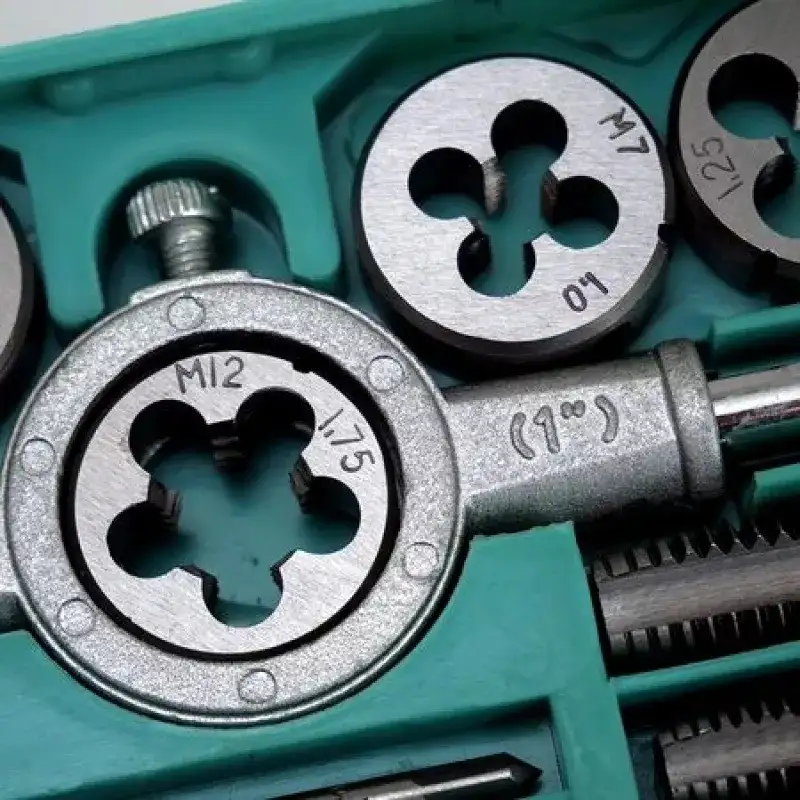 Cutie 12 piese filiere si tarozi tip trusa