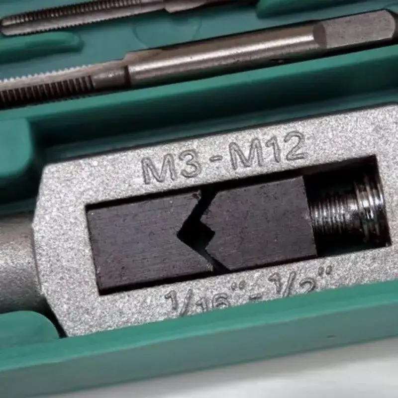 Cutie 12 piese filiere si tarozi tip trusa