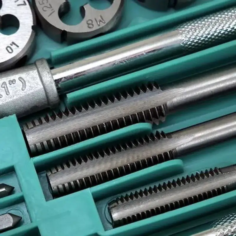 Cutie 12 piese filiere si tarozi tip trusa