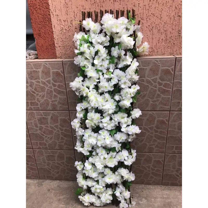 Pergola tip gard telescopic din lemn cu frunze si