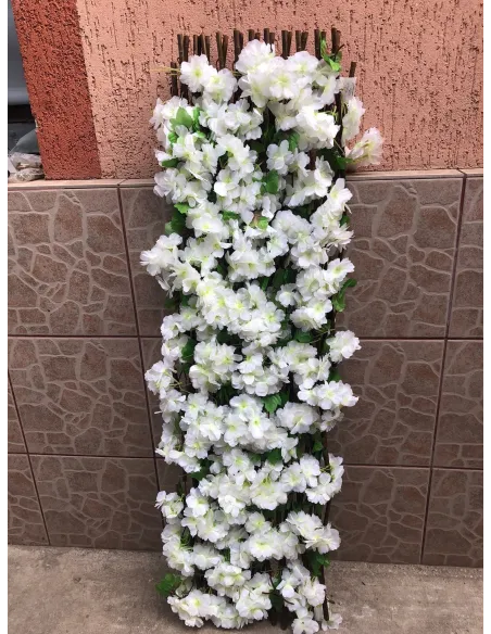 Pergola tip gard telescopic din lemn cu frunze si