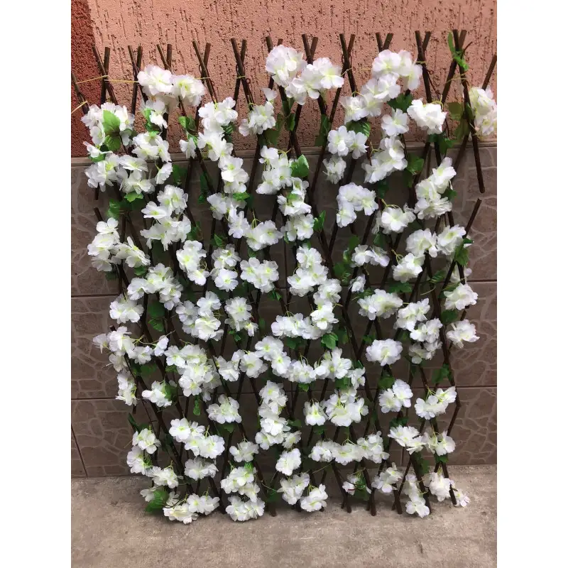 Pergola tip gard telescopic din lemn cu frunze si