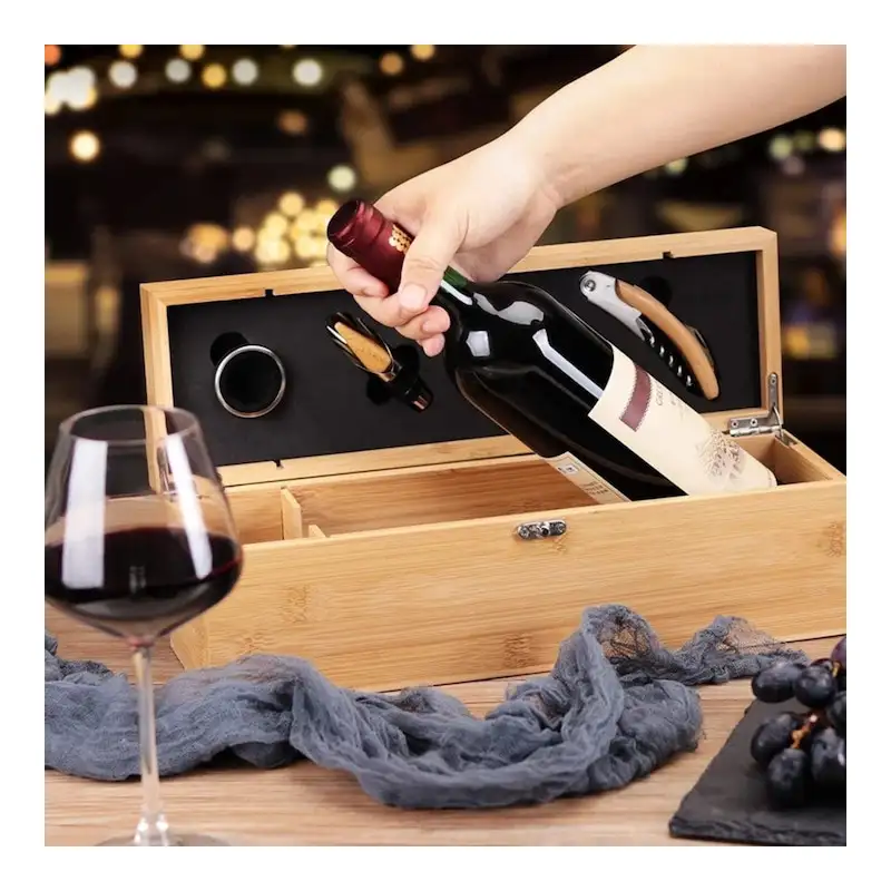 Set elegant în cutie de lemn cu accesorii pentru vin – tirbușon profesional, dop elegant, inel antipicurare și cutter folie