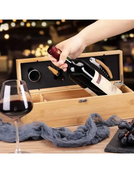 Set elegant în cutie de lemn cu accesorii pentru vin – tirbușon profesional, dop elegant, inel antipicurare și cutter folie