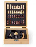 Cutie pentru cadou cu accesorii de vin si piese de sah