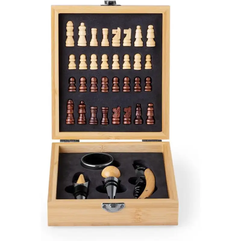 Cutie pentru cadou cu accesorii de vin si piese de sah