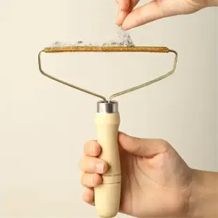 Dispozitiv pentru indepartarea scamelor de pe haine 2