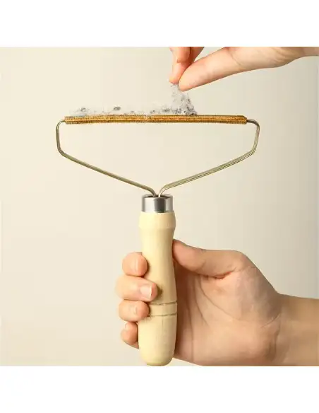 Dispozitiv pentru indepartarea scamelor de pe haine