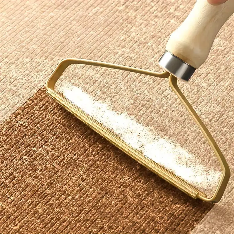 Dispozitiv pentru indepartarea scamelor de pe haine