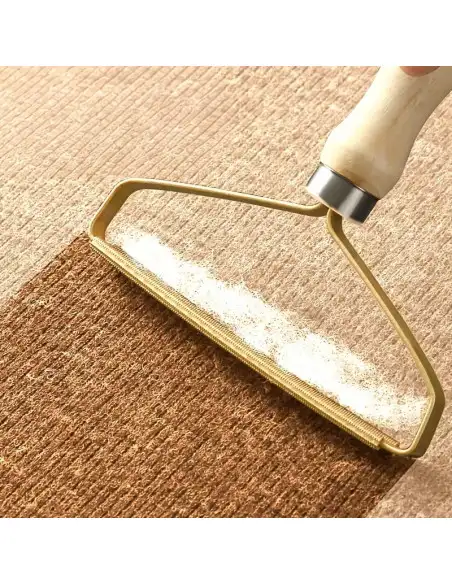 Dispozitiv pentru indepartarea scamelor de pe haine