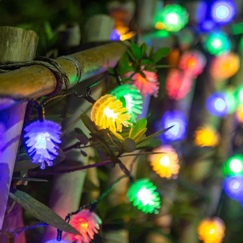 Instalatie solara cu Conuri de brad, 50 LED-uri, multicolor, 8 jocuri de lumini, 5m