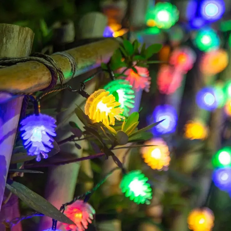 Instalatie solara cu Conuri de brad, 50 LED-uri, multicolor, 8 jocuri de lumini, 5m