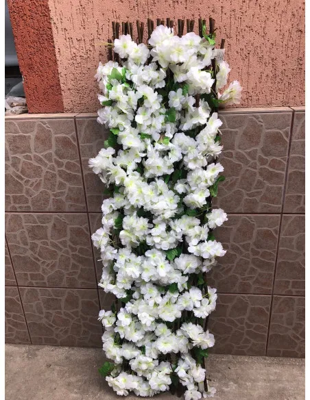 Pergola tip gard telescopic din lemn cu frunze si